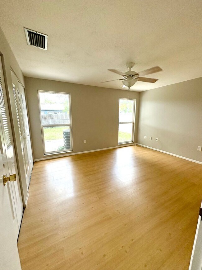 Building Photo - Beautiful 2/2 Available now!