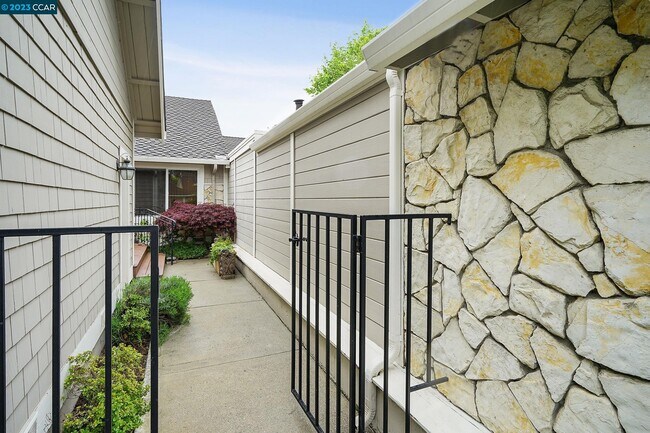 Building Photo - 553 Silver Lake Dr