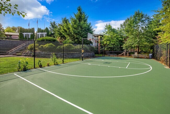 Cancha de baloncesto en Scott Mountain Apartments en Portland, OR - Scott Mountain