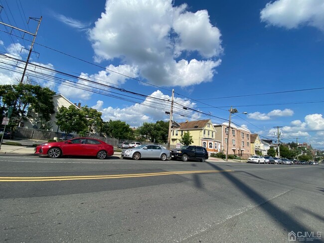 Building Photo - 309 Suydam St