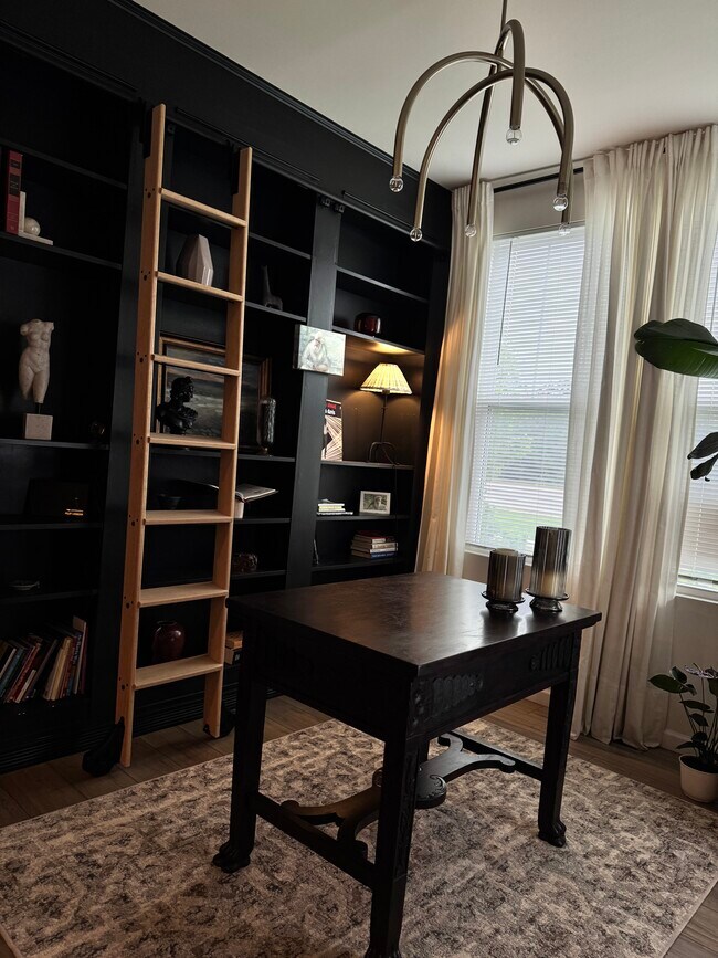 Foto del edificio - 2108 Weatherbee Ln