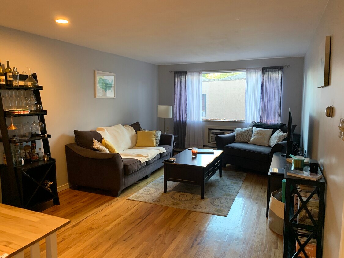 Foto principal - 925 E 8th Ave