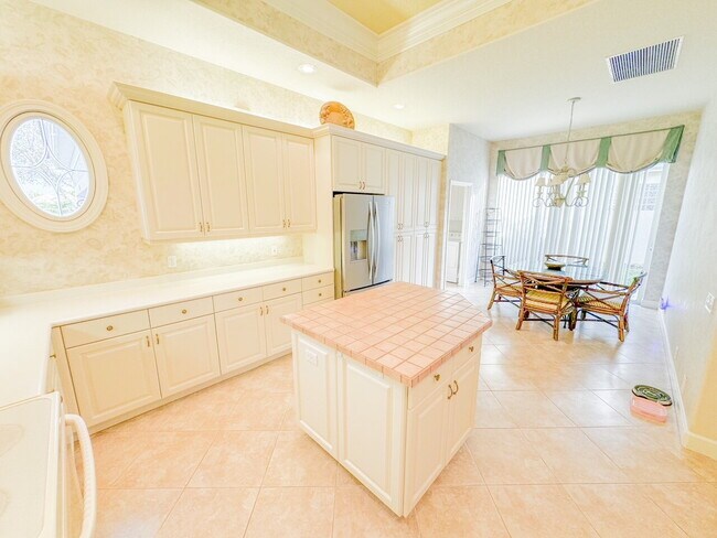 Foto del edificio - "Luxurious 3-Bedroom Bradenton Retreat with Granite Elegance & Guest Suite -