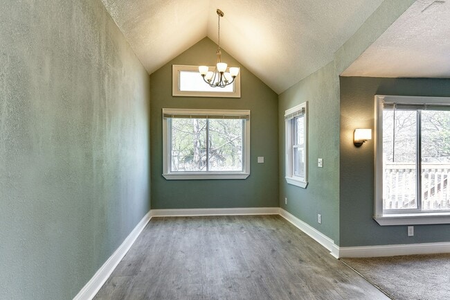 Building Photo - 1049 25th Ave SE Unit 2