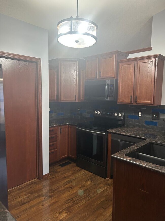 Foto del edificio - Updated 5 Bedroom , 3 Bath House in Derby Large back Yard