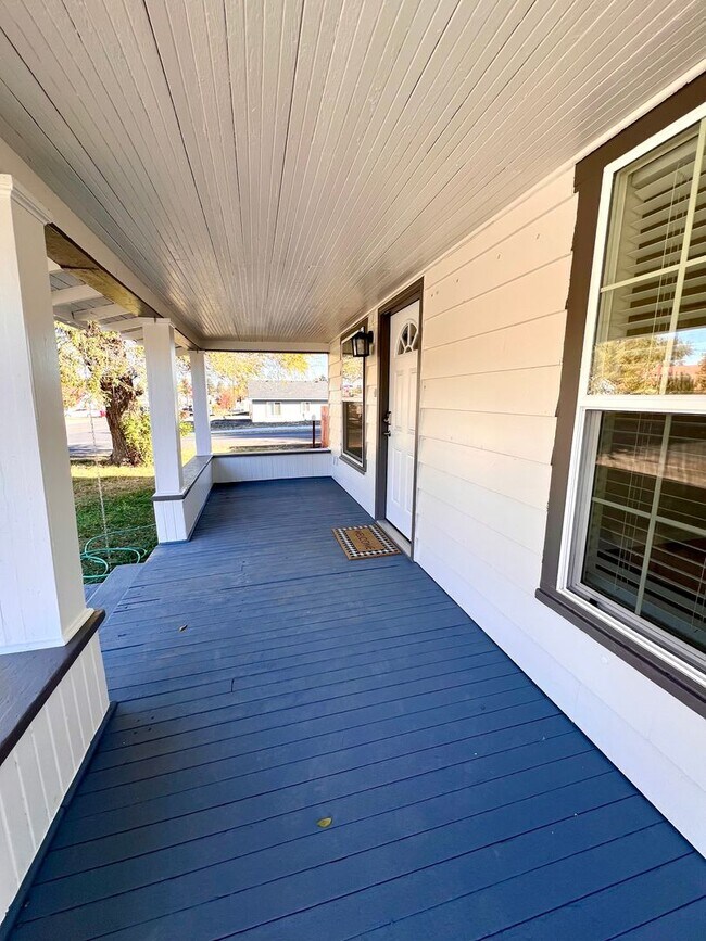 Foto del edificio - Non-Refundable & Security Deposit Total: $1590.00