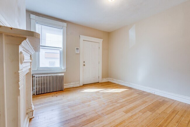 Building Photo - AVAILABLE MAY  Spacious 2 Bedroom Home w/ ...