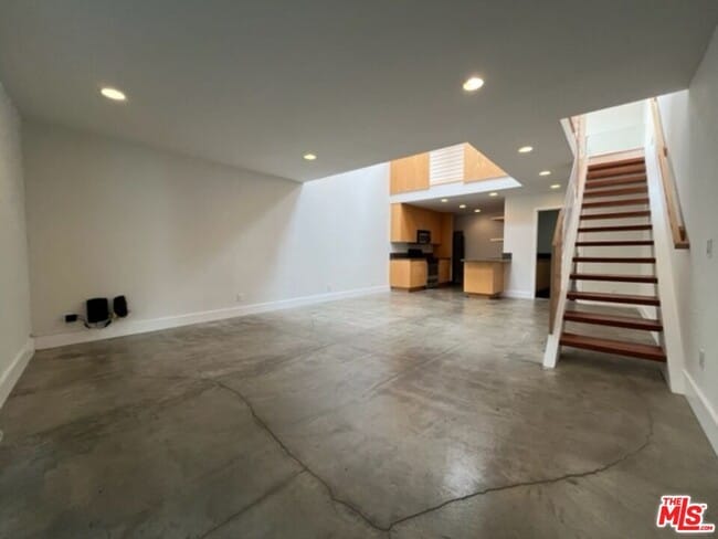 Building Photo - 553 Rose Ave