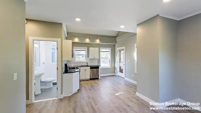 Building Photo - 17 Ashley St