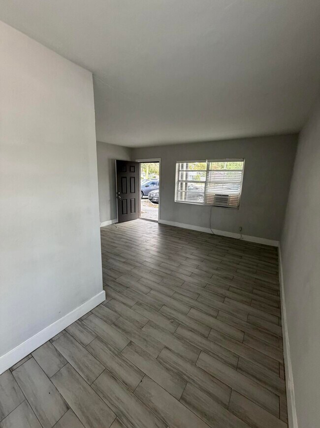 Foto del edificio - 2722 Poinsettia Ave