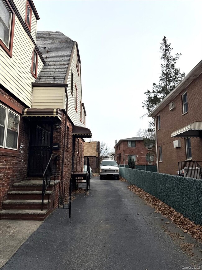 Foto del edificio - 40-17 194th St