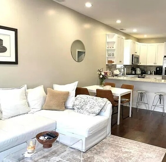 Foto del edificio - 2736 N Wilton Ave