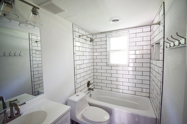 Building Photo - Cypress Duplex #2