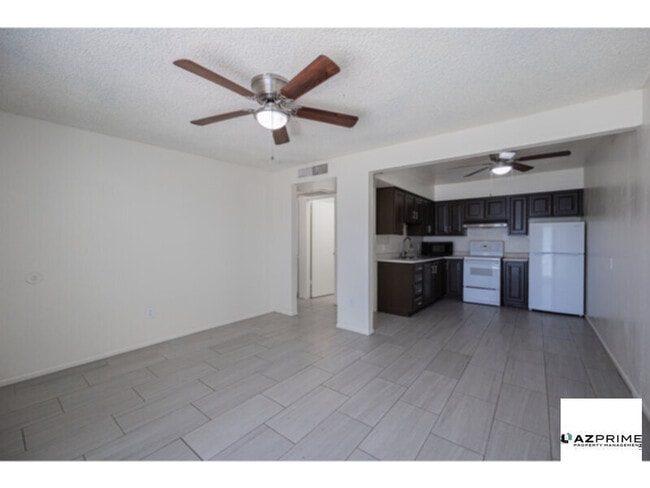Foto del edificio - $500 OFF FIRST MONTH'S RENT MOVE IN SPECIAL! Introducing this Comfortable 2/1 Tempe Duplex!