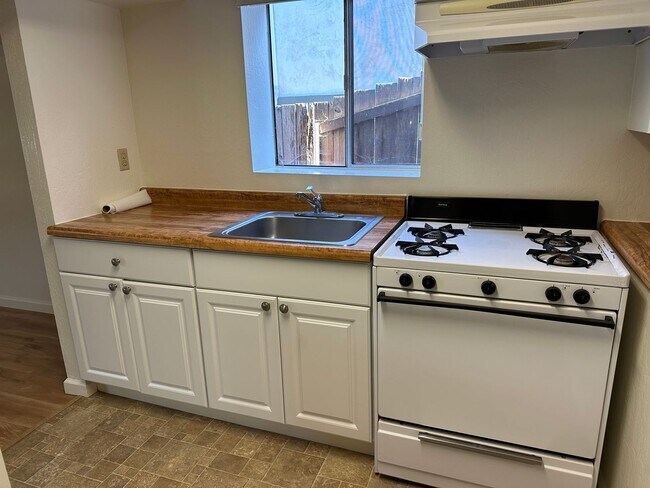 Foto del edificio - 5348 Elrose Ave