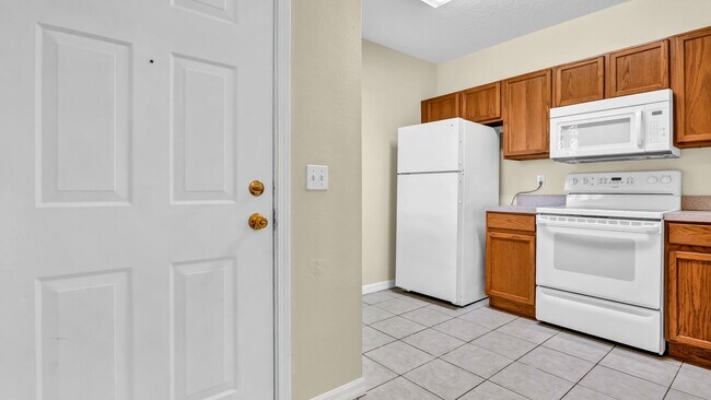 Building Photo - 3 bedroom 2 bath Riverview Condo