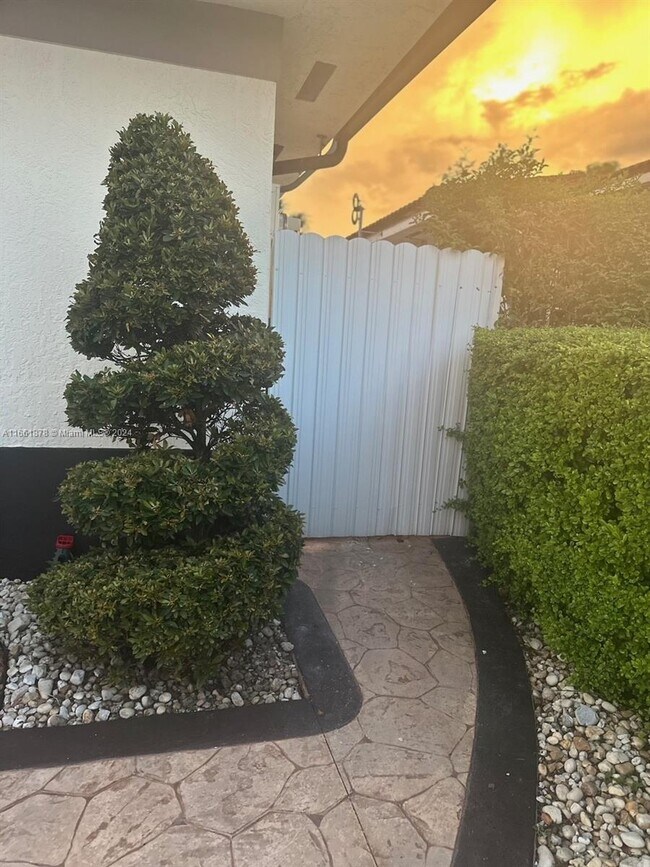 Foto del edificio - 19880 NW 78th Ave