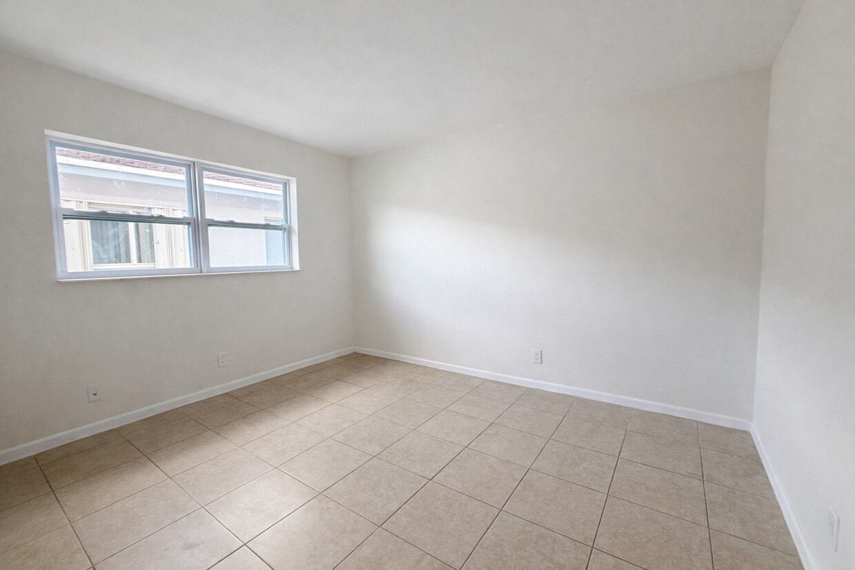 Building Photo - Tamarac 7402