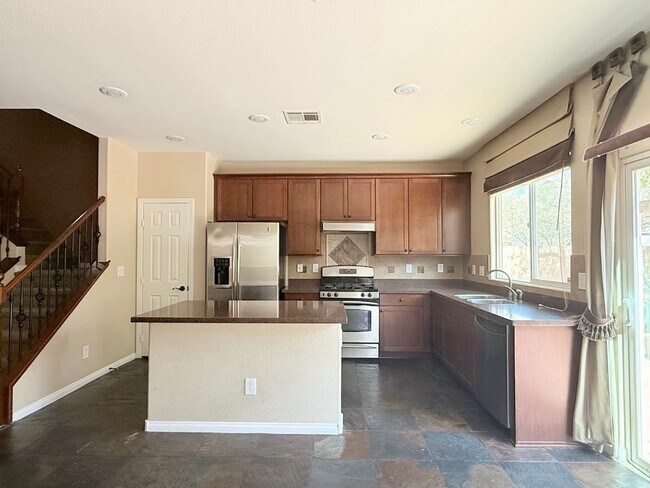 Building Photo - BEAUTIFUL 3 BEDS WITH 2.5 BATH HOUSE