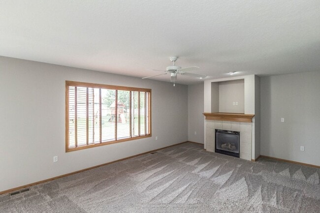 Building Photo - FANTASTIC LOCATION!! 3 Bed, 2.5 Bath Home in Waukee