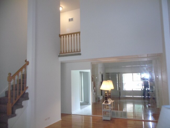 Building Photo - 544 E Woodfield Trail