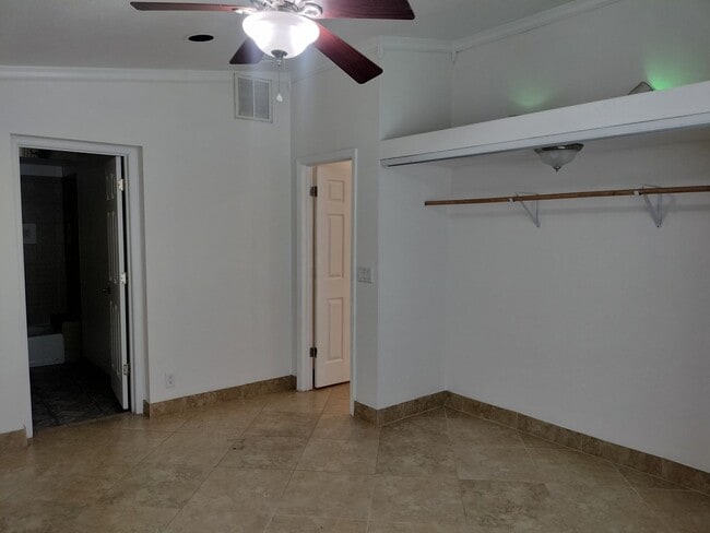 Building Photo - Beautiful home with fenced in backyard!