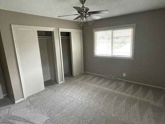Building Photo - 2537 St Thomas Dr