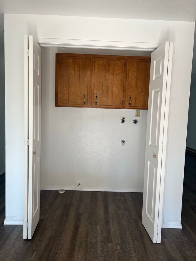 Foto del edificio - 2 bedroom 1 bathroom - Triplex - Moyina Heights - South Suburbs