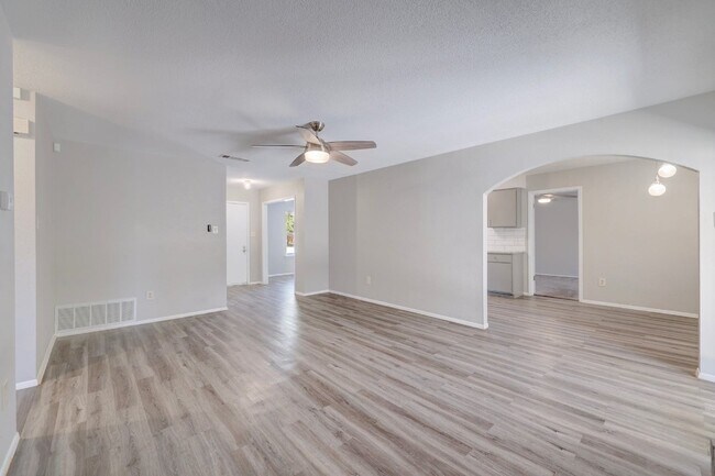 Foto del edificio - 1404 Greenfield Dr