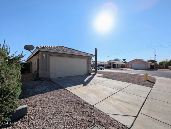 Foto del edificio - 7059 W Gardenia Ave