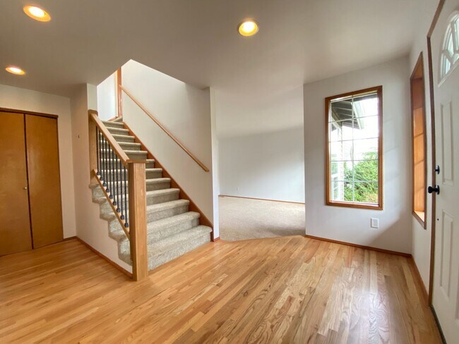 Building Photo - Beautiful 4BR Home in Hillshire Terrace