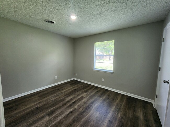 Building Photo - 4/2 in West Lampasas