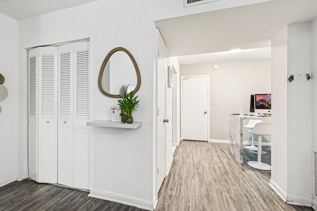 Building Photo - Luna At Hollywood