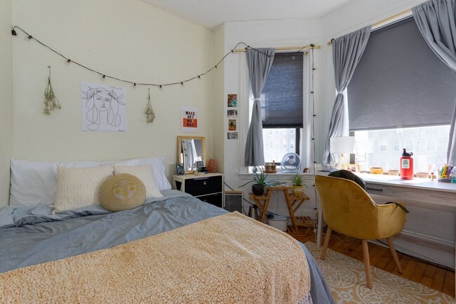 Building Photo - 9/1 Sunny top floor 2BR with balcony near Packard's Corner!