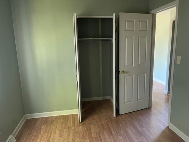 Foto del edificio - 3 Bed, 1 Bath House with a partially finished basement with fenced back yard