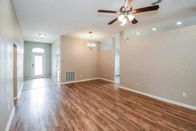 Foto del edificio - 15847 Rachel Creek Dr