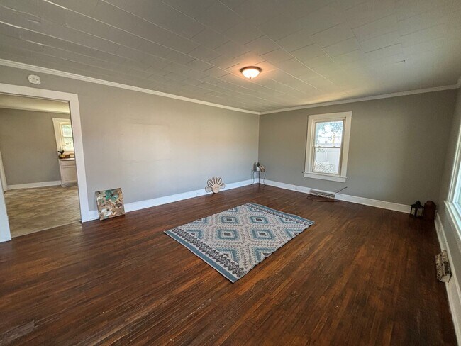 Foto del edificio - COMING SOON! Spacious 4-bedroom, 2-bathroom