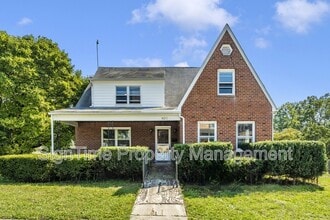 Building Photo - 826 Summit Ave