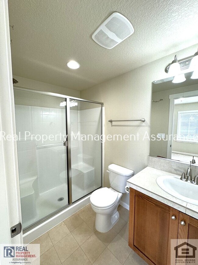 Building Photo - Spacious, well-designed home in desirable ...