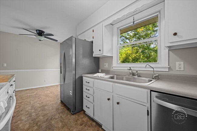 Building Photo - 1607 Oak St