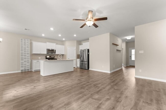 Building Photo - 1647 Reserve Dr