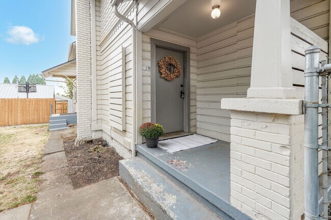 Foto del edificio - Beautifully Renovated 4-Bedroom Farmhouse on Large Corner Lot in the Heart of Sublimity - Water/S...