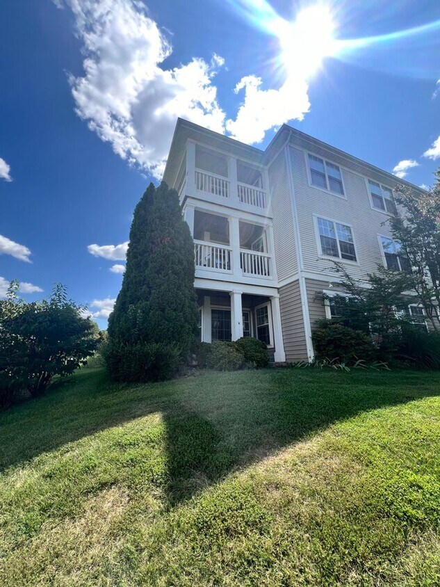 Foto principal - This 2-bedroom, 2-bathroom gem offers the ...
