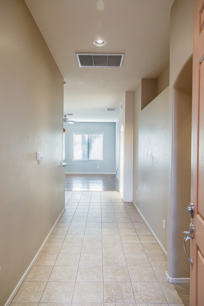 Building Photo - 7561 E Truces Pl