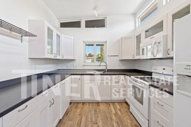 Building Photo - Mid Century Modern 3 Bedroom Home