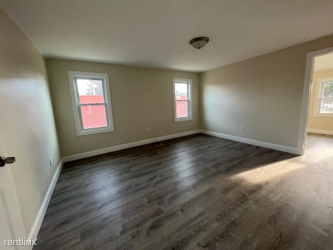 Building Photo - 4 br, 2 bath House - 8 Main St
