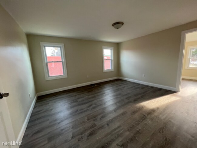 Foto del edificio - 4 br, 2 bath House - 8 Main St