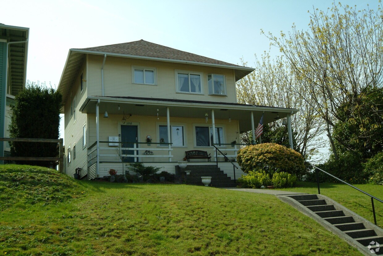 Primary Photo - 3202 Grand Ave