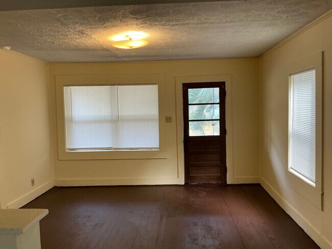 Foto del edificio - 821 Pearlie Bowden Dr