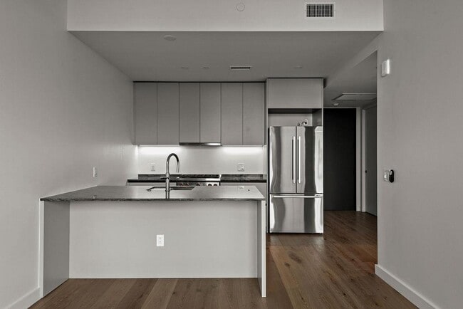 Building Photo - 610 Davis St